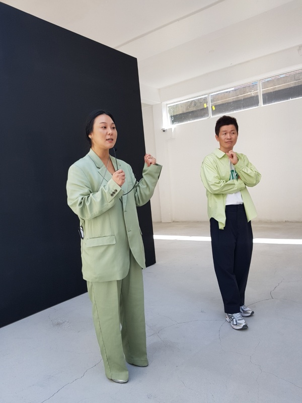 9월 6일 키르스튜디오에서 리브랜딩 쿠론을 소개하고 있는 코오롱FnC부문 구재회 상무(우), 임세희 브랜드 매니저(좌)