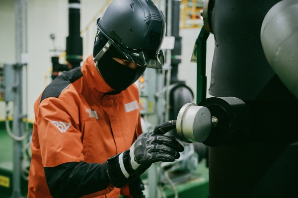 코오롱인더스트리 구미공장에서 볼디스트의 내화학복을 입고 근무하는 직원 모습