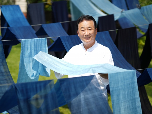 쪽 염색 하는 정관채 염색장